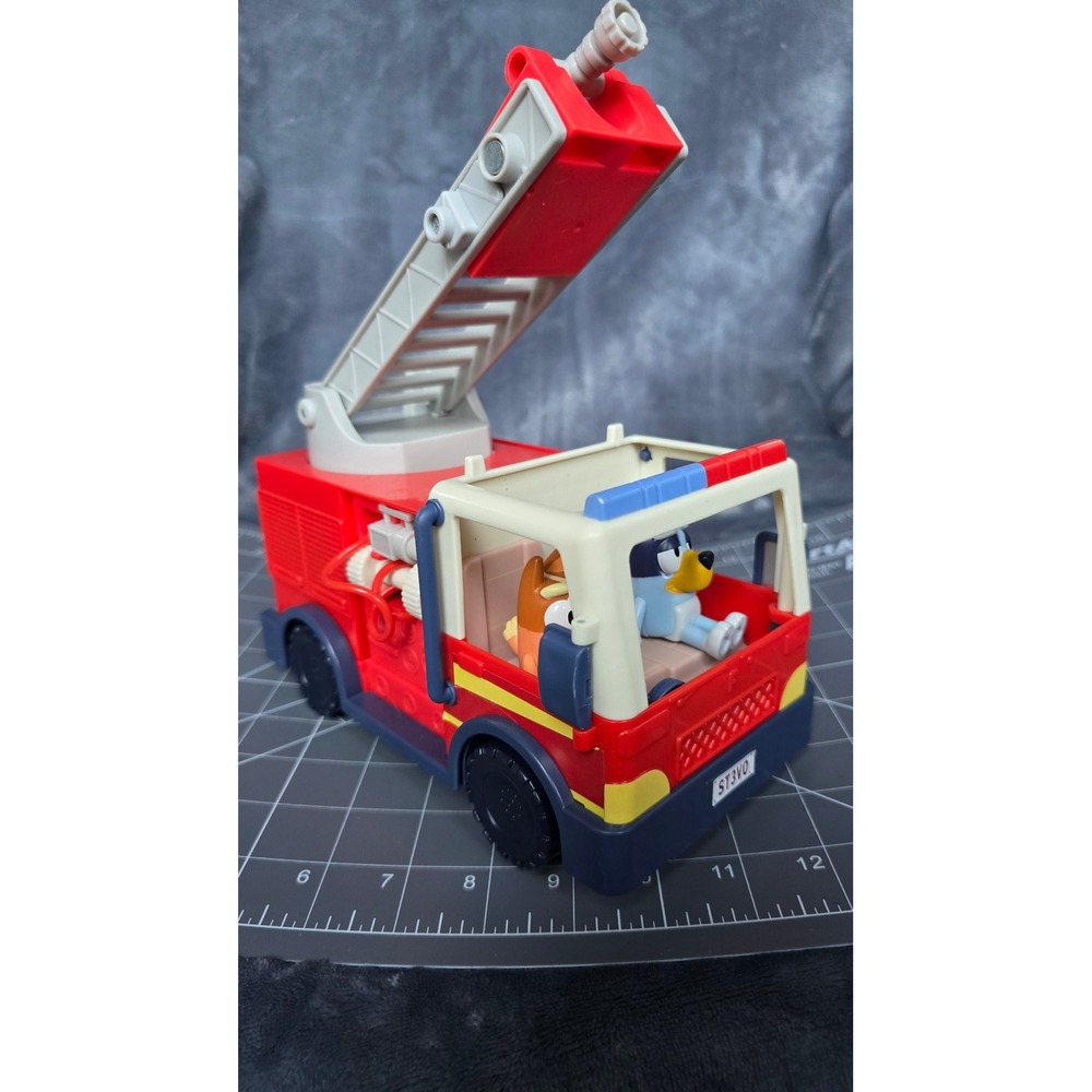 Bluey Fire Truck Vehicle Playset with Bluey and Bingo Figures Moose Toys ST3VO